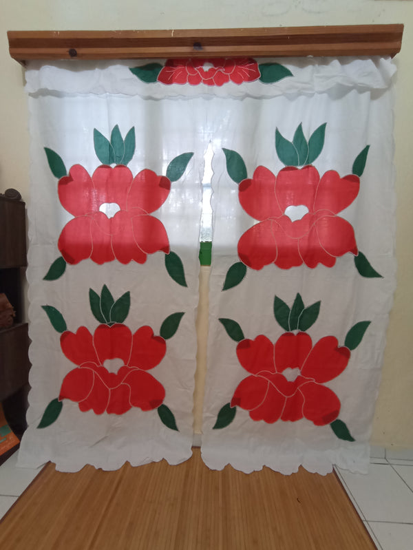 Rideau Petademba XXL Blanc avec motifs fleurs rouges et vertes