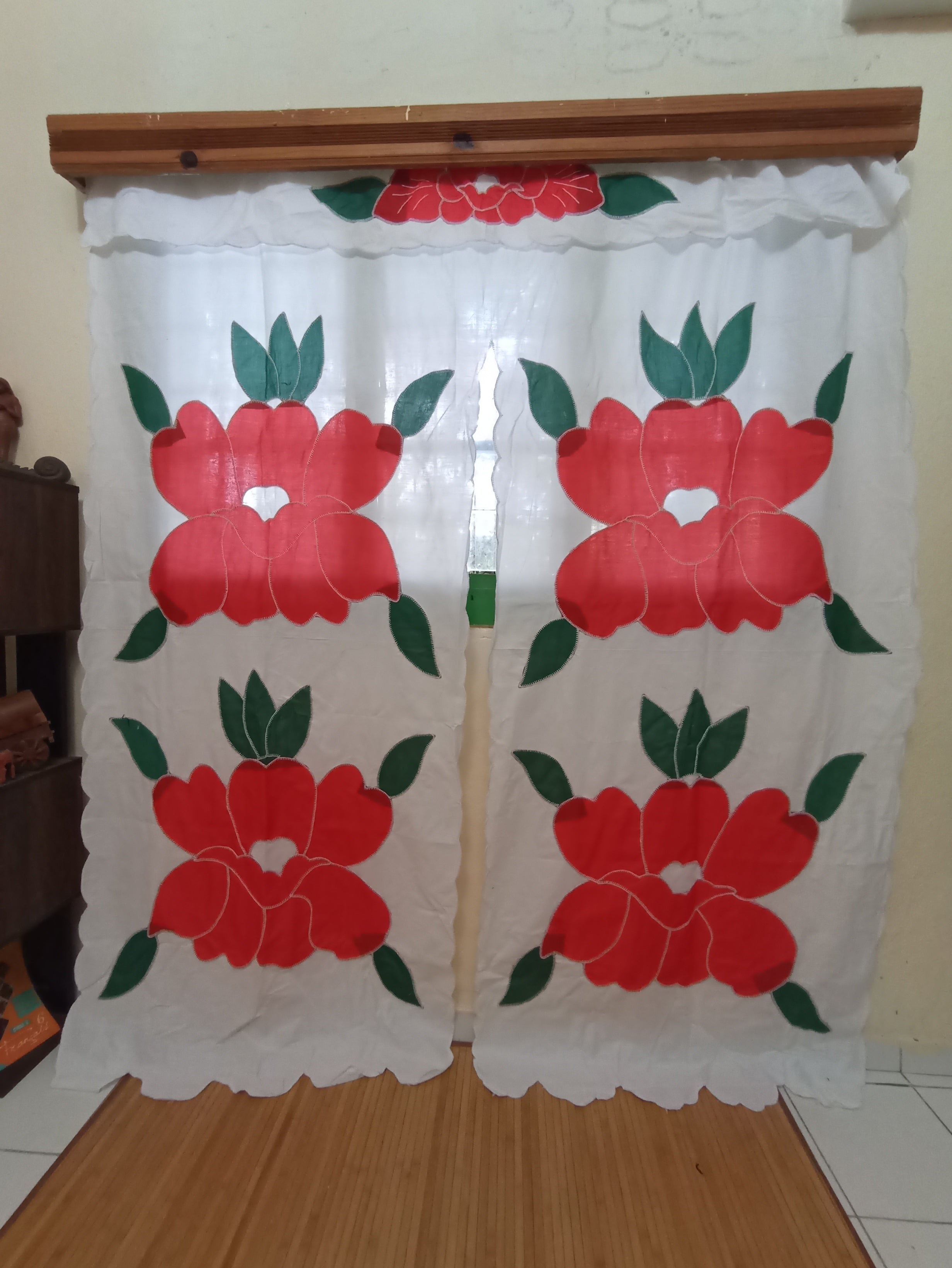 Rideau Petademba XXL Blanc avec motifs fleurs rouges et vertes