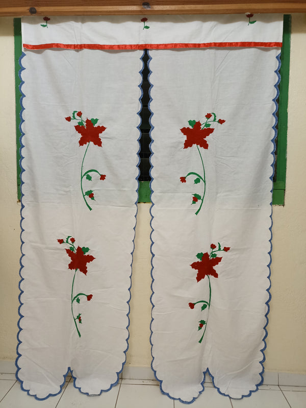 Rideau brodé 2 portes blanc avec fleurs rouge